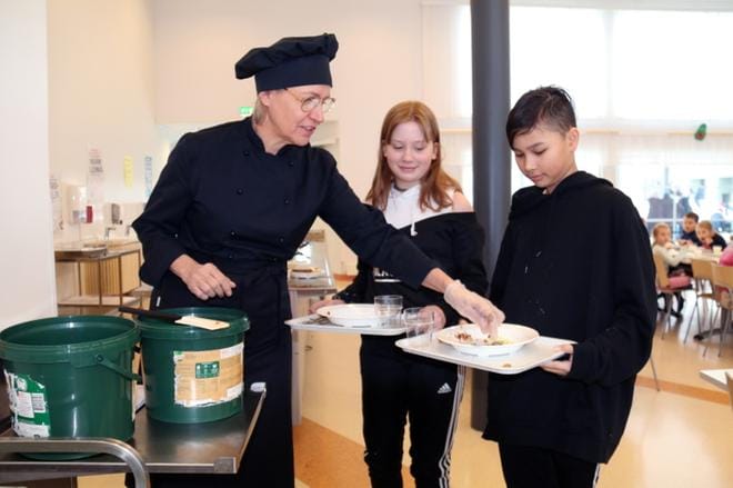 Thomsan Alasen ja Olivia Kujalan lautaset kuuluivat projektipäällikkö Taina Seppälä-Kolkan otokseen Kosolassa. Olivia oli rapsinut lautasensa tyhjäksi, Thomsanilta jäi muutama murunen. KUVA: ANU NAHKALA