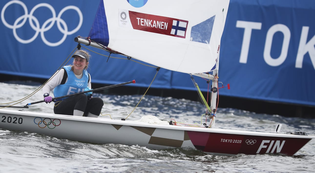 Tuula Tenkanen purjehtii sunnuntaina Laser radial -luokan mitalilähdössä.