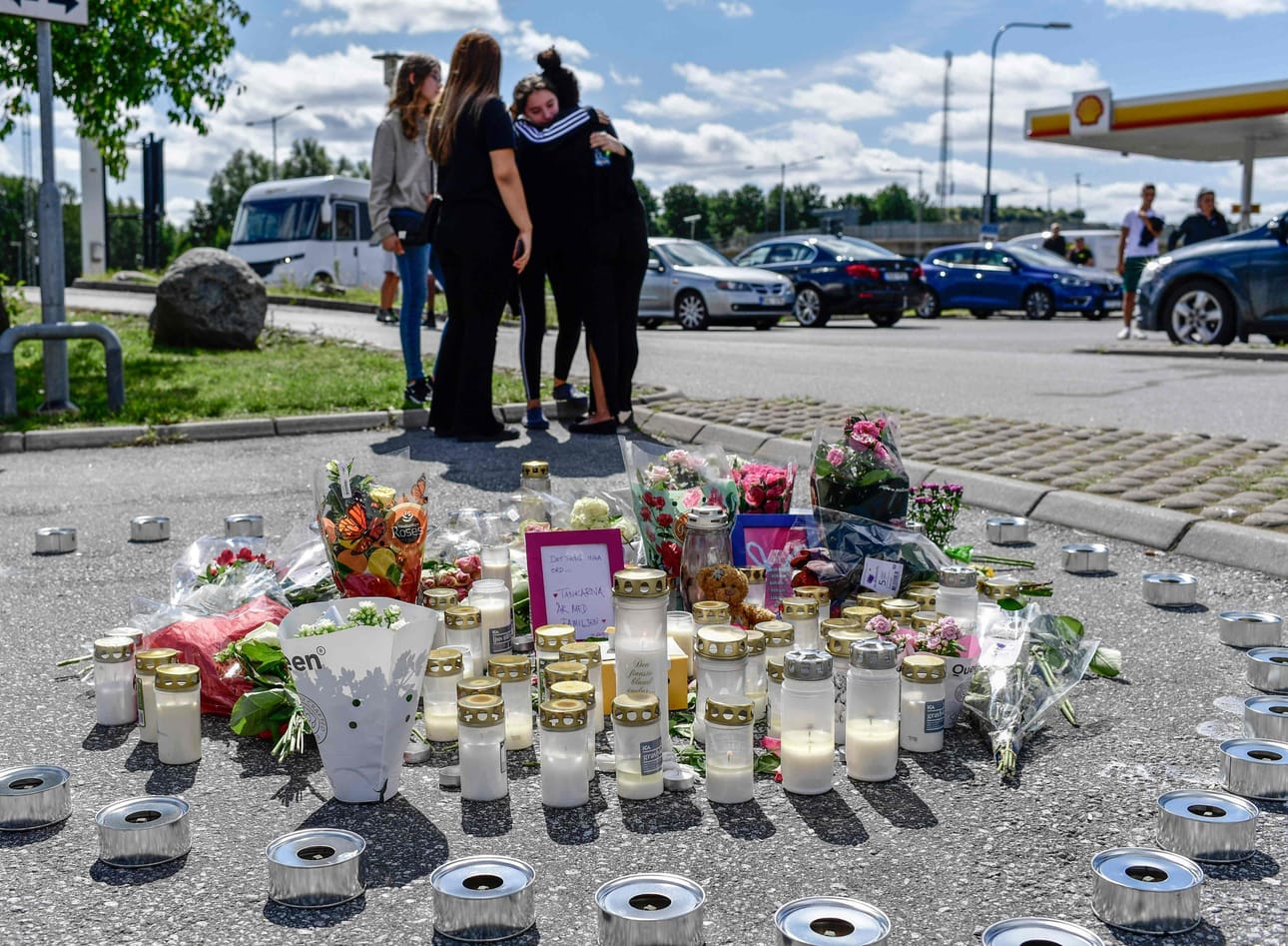 Ammuskeluissa maalitauluiksi ovat joutuneet jengiläisten lisäksi heidän omaisensa ja myös täysin sivulliset henkilöt. Arkistokuvassa paikka, jossa 12-vuotias tyttö ammuttiin Tukholman eteläpuolella vuonna 2020. LEHTIKUVA/AFP