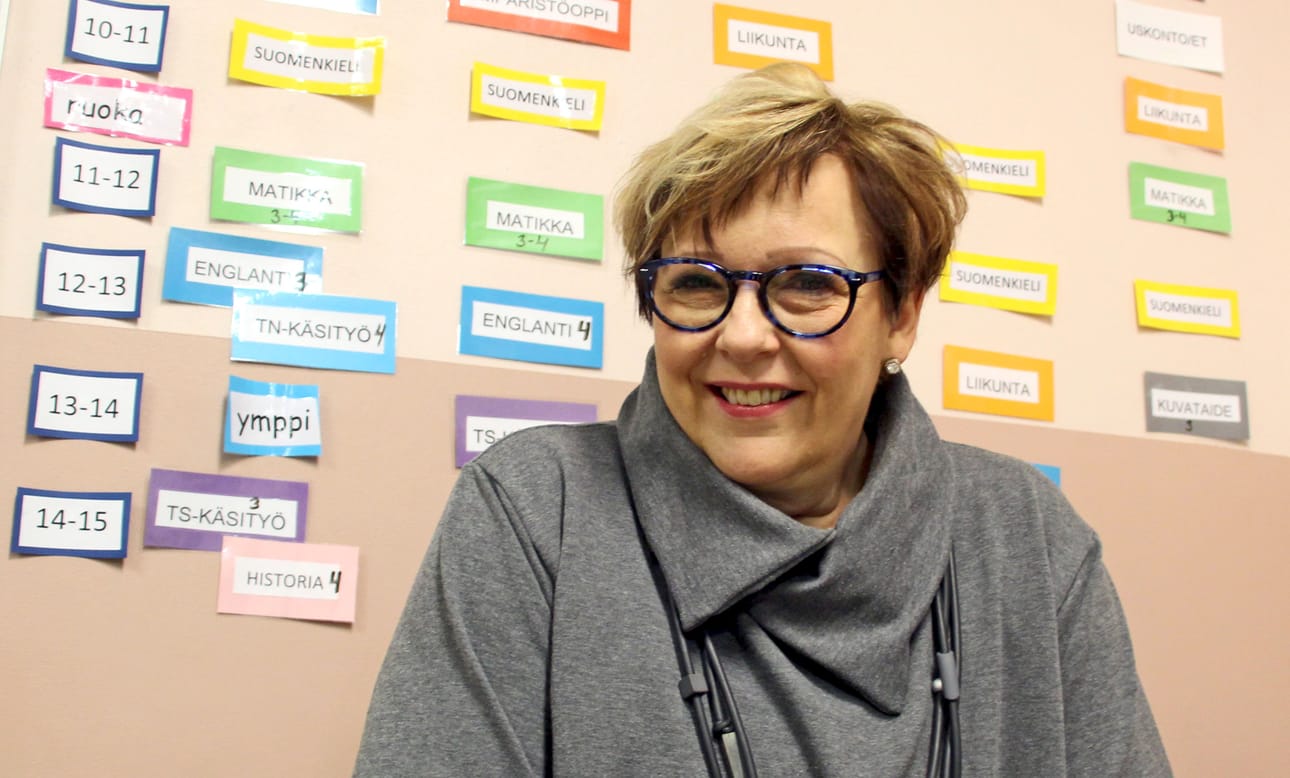 Tänään 60 vuotta täyttävä Paula Snellman aloitti koulutaipaleensa kuvauspaikkana olleessa luokassa Piippolassa. Samassa luokassa hän sai opettajaltaan hyvän esikuvan inhimillisestä opettajuudesta.