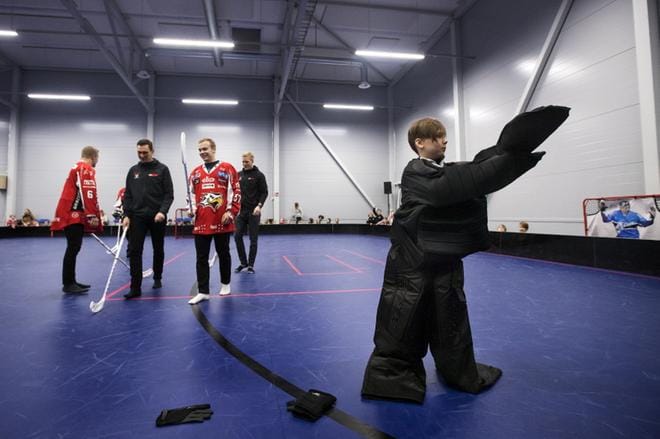 Wilho Salminen puki ylleen maalivahdin varusteita, kun Mustasaaren keskuskoulun oppilaat pelasivat salibandyottelun Sportin pelaajia vastaan. KUVAT: JARNO PELLINEN