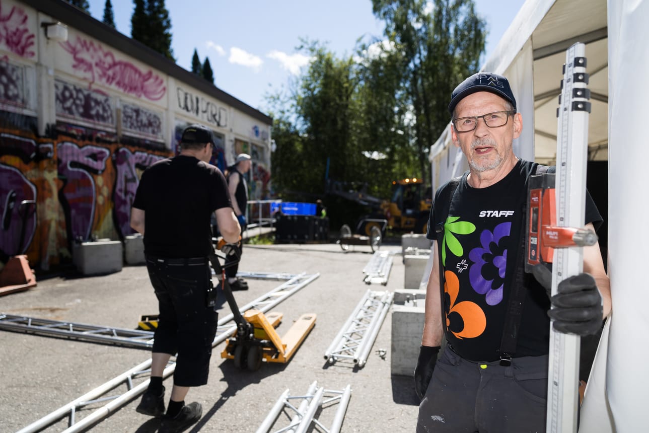 Santa Open Air -festivaali rakentuu Sairaalanniemeen mahdollisesti viimeistä kertaa. Festivaaliyleisö on antanut hyvää palautetta alueen järjestelyistä, ja tapahtumaa on kehitetty kävijöiden toiveiden perusteella entisestään. Kuvassa Pasi Heikkilä kokoaa telttaan baaritiskiä.