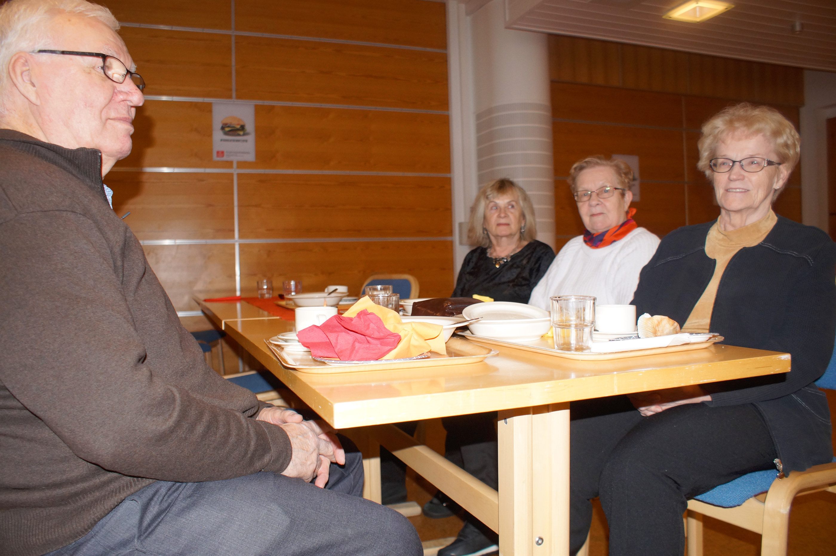 Pekka Jaakola, Elma Timonen, Elsa Tumelius ja Rauni Jaakola pitävät Yhteisvastuukeräystä tärkeänä ja osallistuvat siihen mielellään.