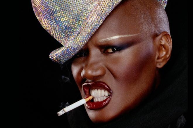 Grace Jones: Bloodlighti and Bami on muotokuva kertoo oman tiensä kulkijasta Grace Jonesista. Jamaikalais-yhdysvaltalainen Jones on laulaja-lauluntekijä, näyttelijä ja malli. Kuva: Yle Kuvapalvelu