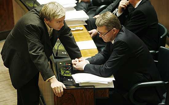 Antti Kaikkonen (vas.) ja Matti Vanhanen ovat vuorollaan olleet Nuorisosäätiön hallituksen puheenjohtajia.