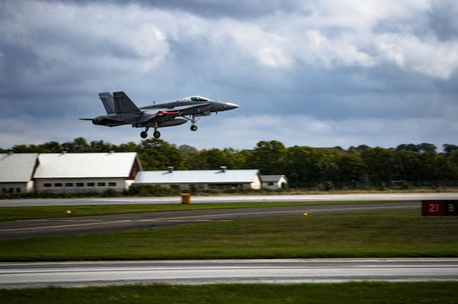 Hornet-hävittäjät vastaavat Suomen ilmapuolustuksesta vielä 2020-luvulla, kunnes Suomen valitsema seuraaja korvaa ne. Ilmavoimat lensi sotaharjoituksessa Visbyssä Ruotsissa 2016. KUVA: Joel Maisalmi
