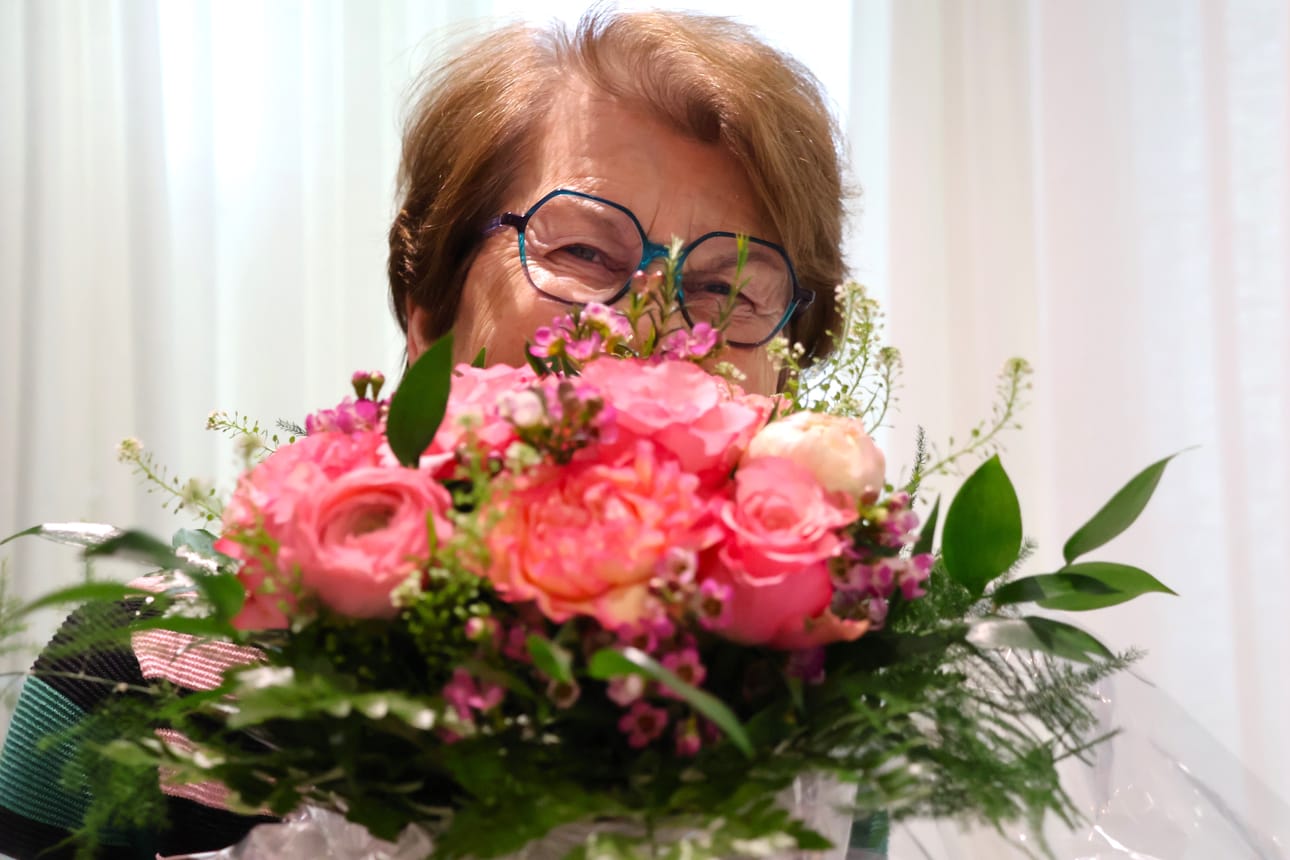 Suupohjan sanomat kukittaa yhden naisen aina Naistenpäivän kynnyksellä. Paikallislehden ruusukimpun sai tällä kertaa henkilö, joka nauttii ihmisten kohtaamisista.