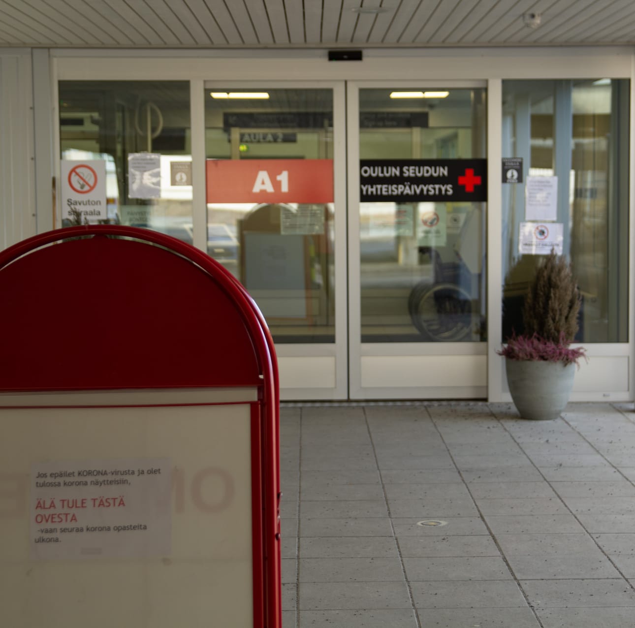 Oulun yliopistollisen sairaalan yhteispäivystykseen tulevaa neuvotaan opastein, mitä kautta päivystykseen tullaan jos epäilee sairastuneensa koronavirukseen. Muut asiakkaat kulkevat päivystykseen eri kautta.