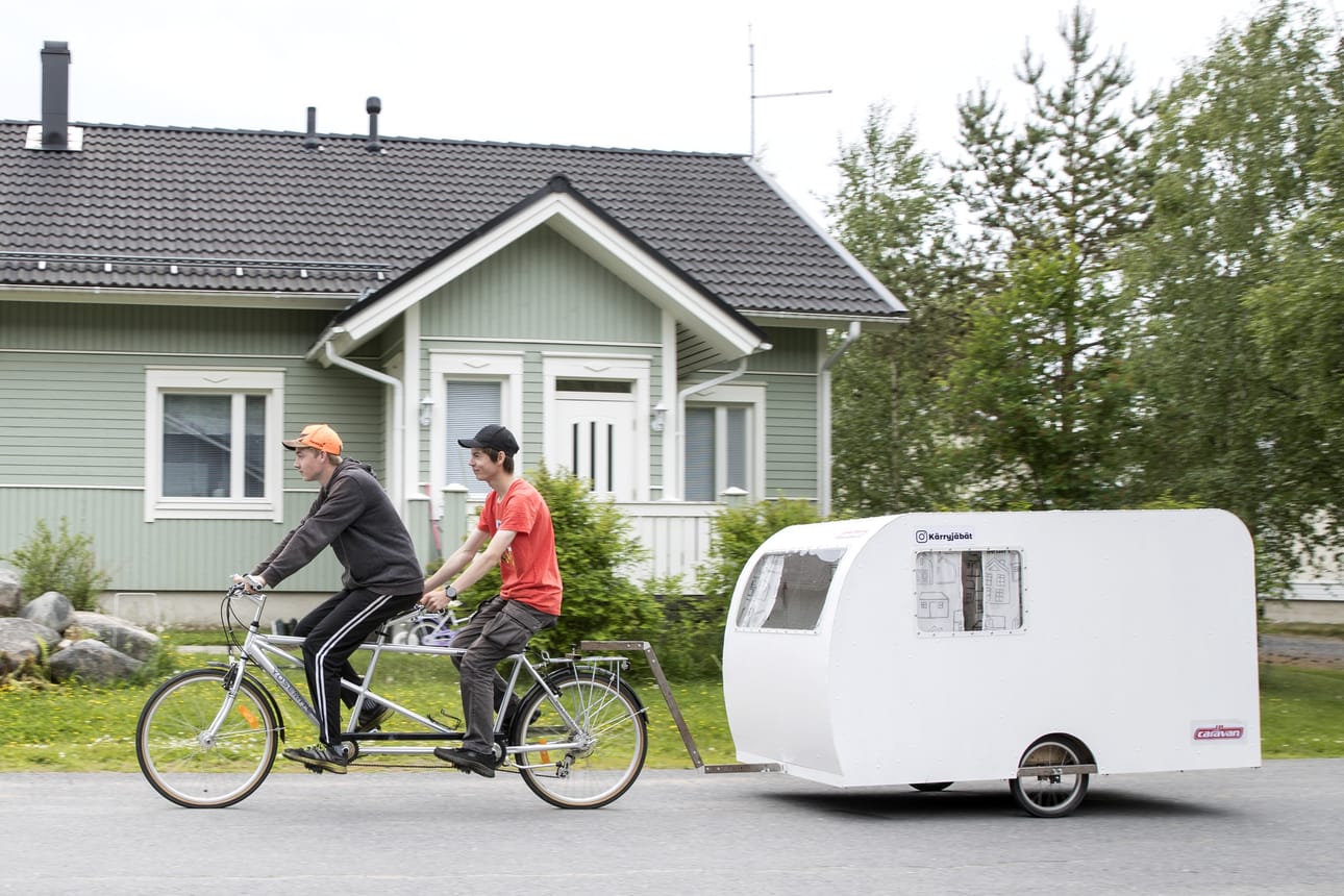 Joni Murto, ja Henri Mattila Muhokselta rakensivat oman miniasuntovaunun, jota vedetään tandempyörällä.