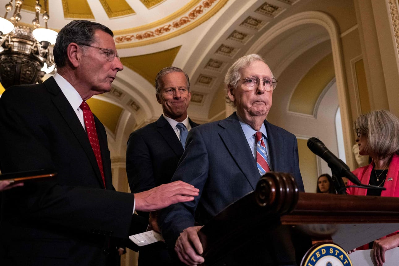 Heinäkuun lopulla Mitch McConnell (oik.) jähmettyi Yhdysvaltain kongressirakennuksessa järjestetyssä tiedotustilaisuudessa noin 20 sekunniksi, ennen kuin hänen avustajansa saattoivat McConnellin sivuun. LEHTIKUVA/AFP