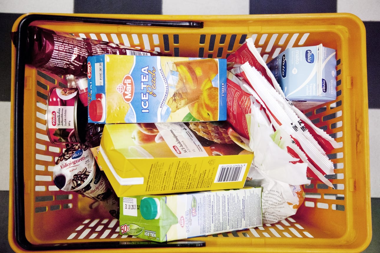 Ruoka ja alkoholittomat juomat ovat Suomessa 20 prosenttia EU:n keskitasoa kalliimpia. Näin kertoo viime vuonna tehty hintavertailu.