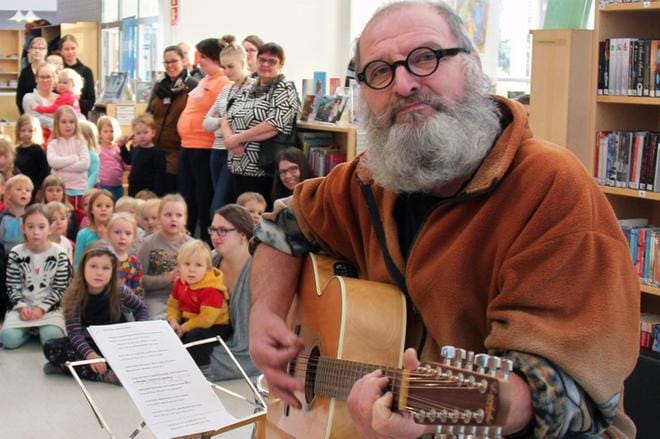 Martti Puronvarsi musisoi lapsille Satupäivässä. Tapahtuma järjestettiin Kauhavan kaupungin elämänlaatupalvelujen ja pääkirjaston voimin viime keskiviikkona. KUVA: MIA KÄRKKÄNEN
