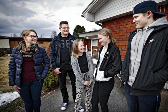 Hyllykalliolla asuvat Merja ja Mikko Pölönen ovat avanneet rippipapille ovensa vuoden välein. Myös 10-vuotias Peppi-Lotta Pölönen suunnittelee osallistuvansa neljän vuoden päästä samalle rippileirille kuin sisaruksensa Petra ja Perttu Pölönen. KUVAT: TOMI KOSONEN