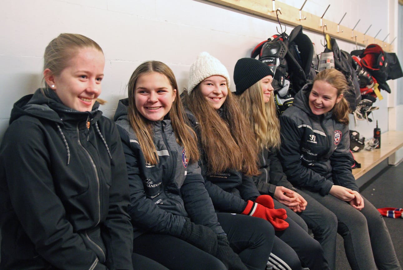 LiKi:n C-juniorit Neea Siira, Oona Koski, Eevi Siermala, Essi Puusaari ja Milla Tapio valittiin Kärppien riveihin SM-turnaukseen. Kuvasta puuttuu kaksi pelaajaa. Liminkalaisten tekemisen meininki saa kiitosta Kärppä-valmentaja Mika Ronkaiselta.
