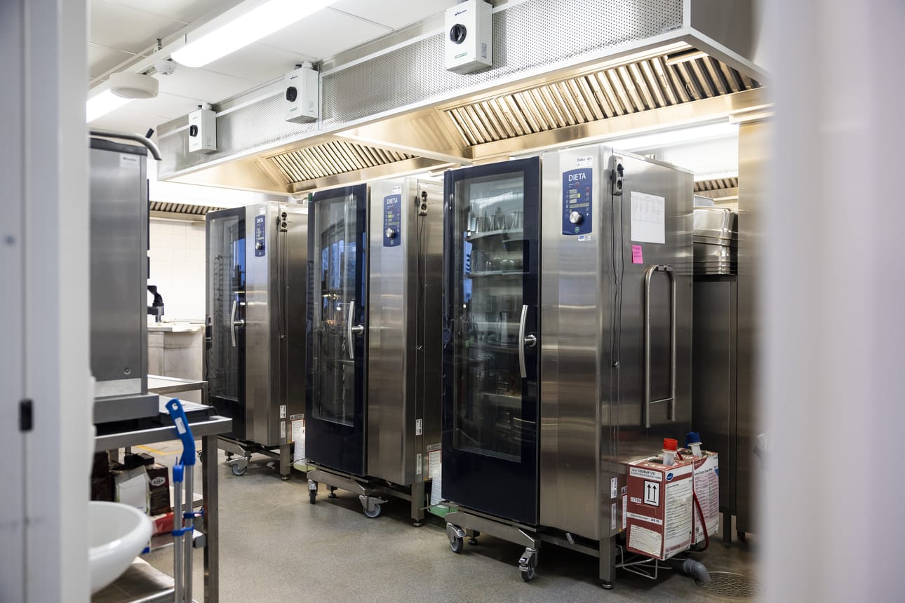 Haukiputaan koulun keittiön toiminnasta vastaa valtakunnallinen ISS. Koulun keittiössä valmistettu ruoka lähtee useisiin eri yksiköin.