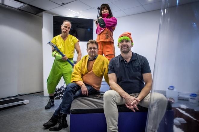 Teatterinjohtajia Juha Vuorista ja Christian Lindroosia eivät pelota zombit, Pekka Johansson ja Mia Vuorela, eikä yhteistyö teattereiden välillä. KUVA: MARKKU JOKELA