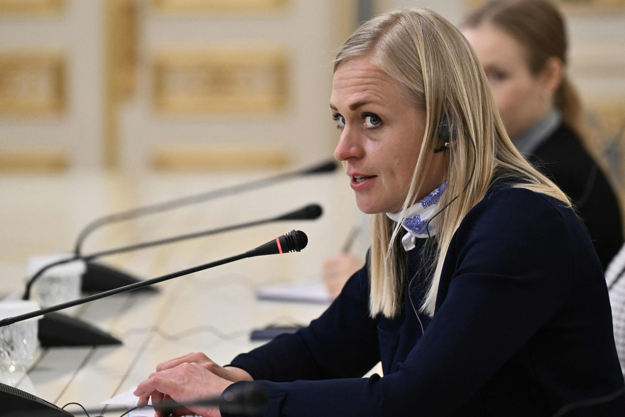 Ulkoministeri Elina Valtonen (kok.) keskustelee vierailun yhteydessä myös Transnistrian alueen edustajien kanssa. LEHTIKUVA/AFP