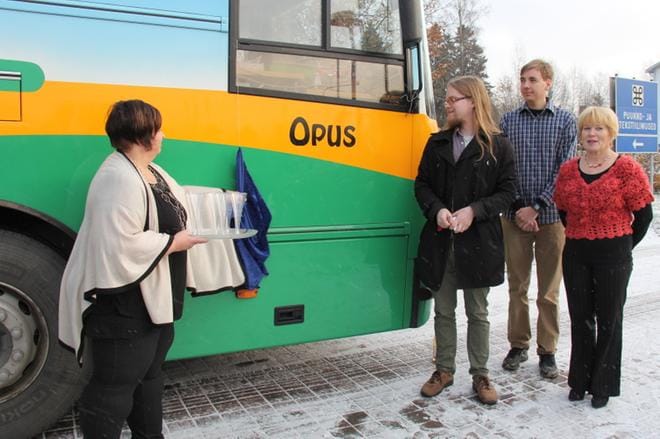Kirjastoautosta tuli Opus nimikilpailulla talvella 2016. Kirjastotoimenjohtaja Taneli Kolppanen (toinen vas.) paljasti voittajan. Seremoniaan osallistuivat myös auton kuljettajat Ulla Rasku-Stenbacka ja Anssi Ketola skilpailun voittanutta Heidi Ylitaloa edustanut Ritva Ylitalo. ARKISTOKUVA: MIA KÄRKKÄINEN