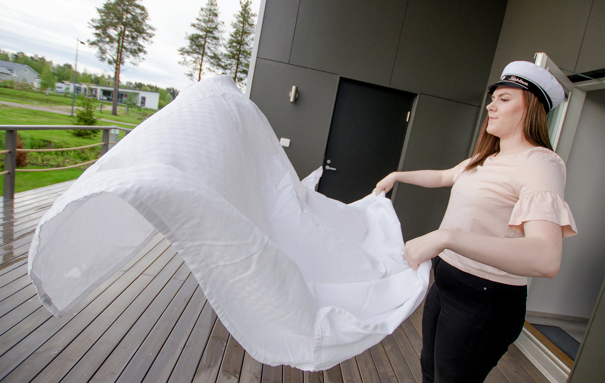 <p>Tämän kevään ylioppilas Jenny Leppänen suoritti lukion kolmessa vuodessa ja jakoi kirjoitukset kahteen osaan. –  Hain jatko-opintoihin, mutta odotan välivuotta. Toivon, että tulevaisuudessa saan tehdä työtä, josta pidän ja voin matkustella lisää jo opiskeluaikoina, Leppänen kertoo.</p>