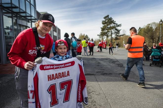 Kuusivuotias Elias Toivonen haki Vaasan Sportin Santeri Haaralan nimikirjoituksen aiemmin arvonnasta voitettuun pelipaitaan. Kaksi vuotta kiekkokoulua käynyt tulevaisuuden tähti kaavailee oman pelipaikkansa löytyvän maalin suulta. KUVAT: JARNO PELLINEN