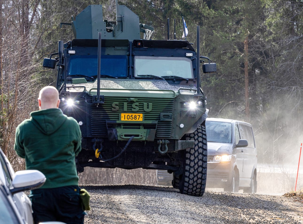 Armeijan Sisu-kuljetuspanssariajoneuvo kulki lähellä Savistontietä Oravalassa Kouvolassa sunnuntaina.