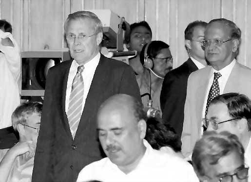 Sanat takaisin. USA:n puolustusministeri Donald Rumsfeld (vas.) marssi tiedotustilaisuuteen yhdessä Pakistanin ulkoministerin Abdul Sattarin (oik.) kanssa torstaina Islamabadissa.