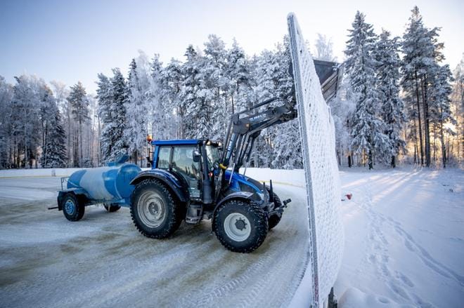 Seinäjoen Alakylän koulun kentälle ajettiin traktorilla tiistaina vettä jään jäädyttämistä varten. KUVA: JAAKKO ELENIUS
