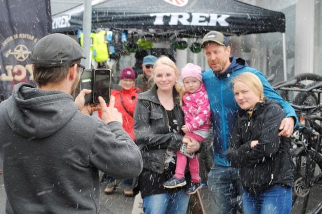 Lumikuuro tuli kutsumatta mukaan juuri, kun soinilainen Marjo Tuhkanen ja alajärveläinen Marja Viirumäki tyttärensä Inkan kanssa halusivat kuvaan Peltsin kanssa. Kuvat: Eeva-Liisa Kulju