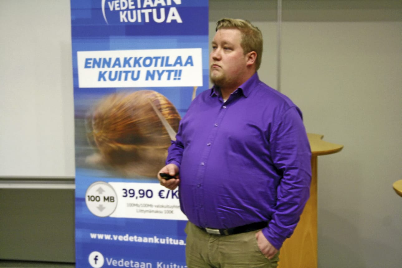 Tony Kuntsin johtamaa Vedetään kuitua -hanketta on jatkettu. Eu-hanke, jossa Raahe ja Pyhäjoki ovat mukana, kartoittaa halukkuutta hankkia valokuitu kotiin.