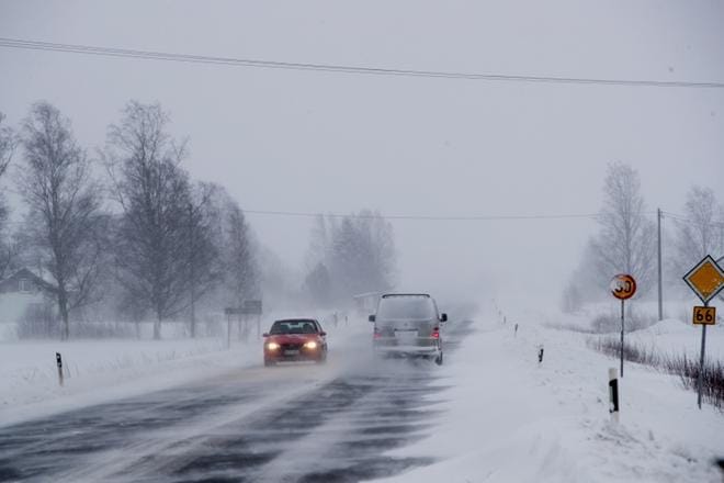 Talvikelit voivat olla armottomat, jos auto hyytyy pakkaseen ja pimeään. Auton talvivarustelu on paikallaan. ARKISTOKUVA: JAAKKO ELENIUS
