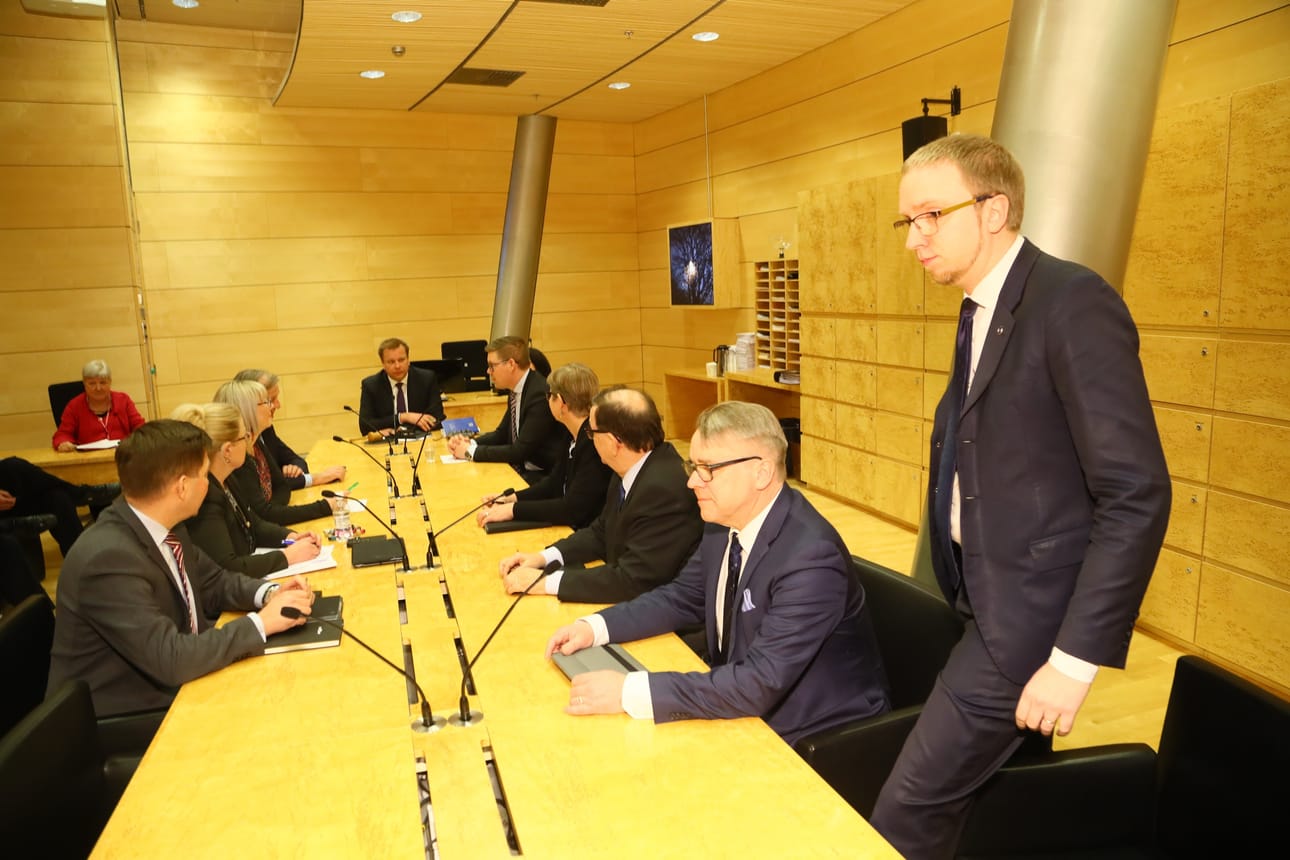 Sinisten eduskuntaryhmän puheenjohtaja Simon Elo saapui eduskuntaryhmien puheenjohtajien neuvotteluun.