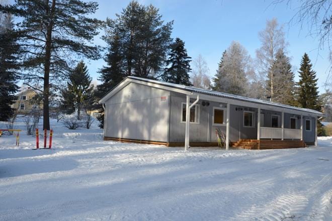 Parakkikoulu on kylätien varressa. Ruokailemassa käydään vanhassa koulussa ja välitunnit telmitään yhteisessä pihassa.