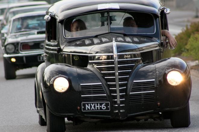 Autoletkan kärjessä ajoi vanha Plymouth. Kruisailuun osallistui 50–60 autoa.