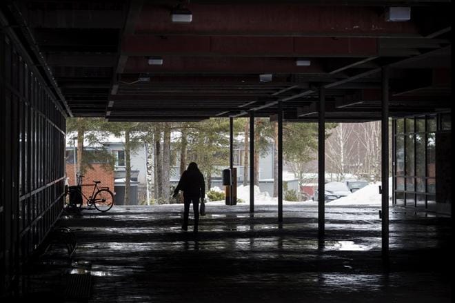 Tunnelma Ristinummen ostoskeskuksessa on synkähkö. Kauppa lopetti toimintansa siellä pari viikkoa sitten. KUVAT: JARNO PELLINEN