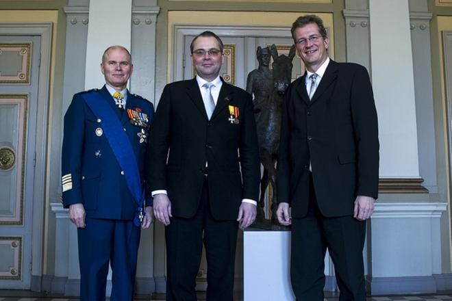 Puolustusvoimain komentaja Jarmo Lindberg, puolustusministeri Jussi Niinistö (sin.) ja Saksan valtiosihteeri Ralf Brauksiepe osallistuivat lauantaina Puolustusvoimain jääkärijuhlallisuuksiin Vaasan torilla. Pääjuhlassa he poseerasivat marsalkka Mannerheimin patsaan kanssa. Mannerheim oli samalla torilla vastaanottamassa jääkäreitä sata vuotta sitten. KUVA: PAULA KASKIMAA