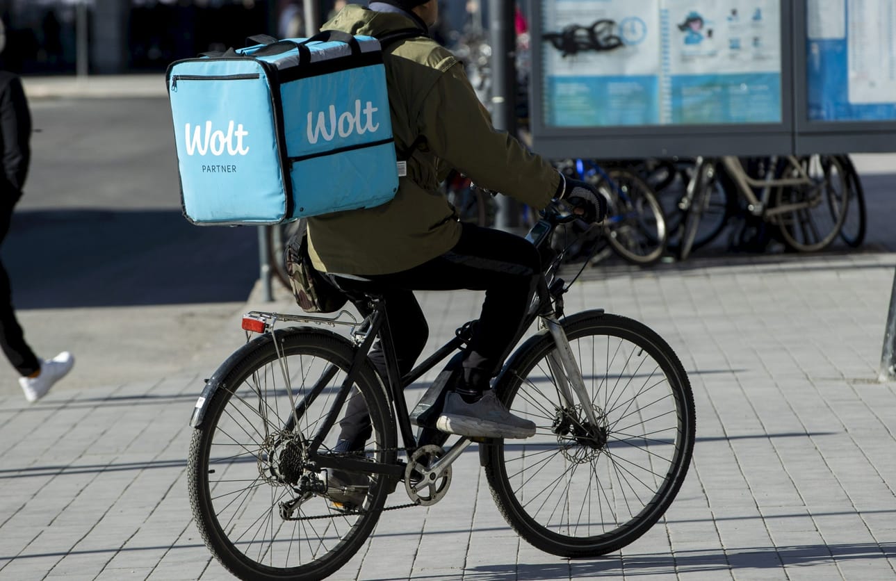 Kevytyrittäjillä tarkoitetaan työnsuorittajia, jotka ovat laskutuspalveluyritysten asiakkaita. Palveluita käytetään esimerkiksi keikka- tai alustatöiden laskuttamiseen. Suomessa esimerkiksi monet ruokalähetit ovat työskennelleet kevytyrittäjinä. LEHTIKUVA / Antti Hämäläinen