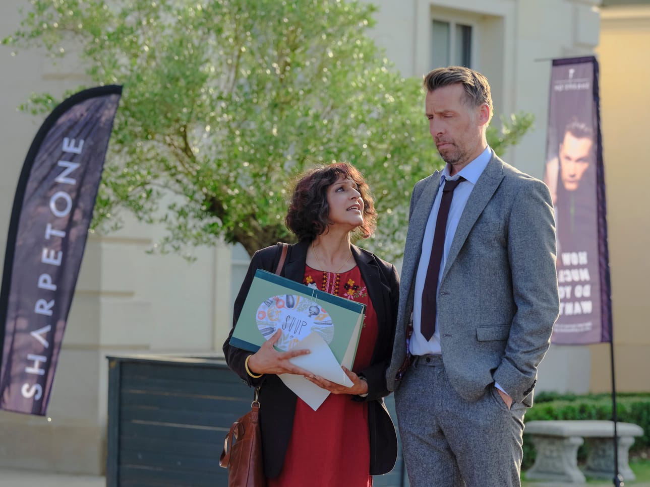 Rouva Sidhu (Meera Syal) ratkoo ylikomisario Burtonin (Craig Parkinson) kanssa rikoksia, halusi tämä tai ei. Kuva: MTV Pressi