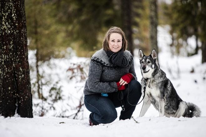 Anne Pahtakari on elänyt jämtlanninpystykorva Tuikkeen kanssa samaa taloutta jo 10 vuotta ilman oireita. –Minulle kävi hyvin, kun siedättyminen onnistui, mutta eihän niin välttämättä käy kaikille. Allergisena lemmikin ottaminen todella on riski, hän sanoo. KUVA: Anssi Jokiranta
