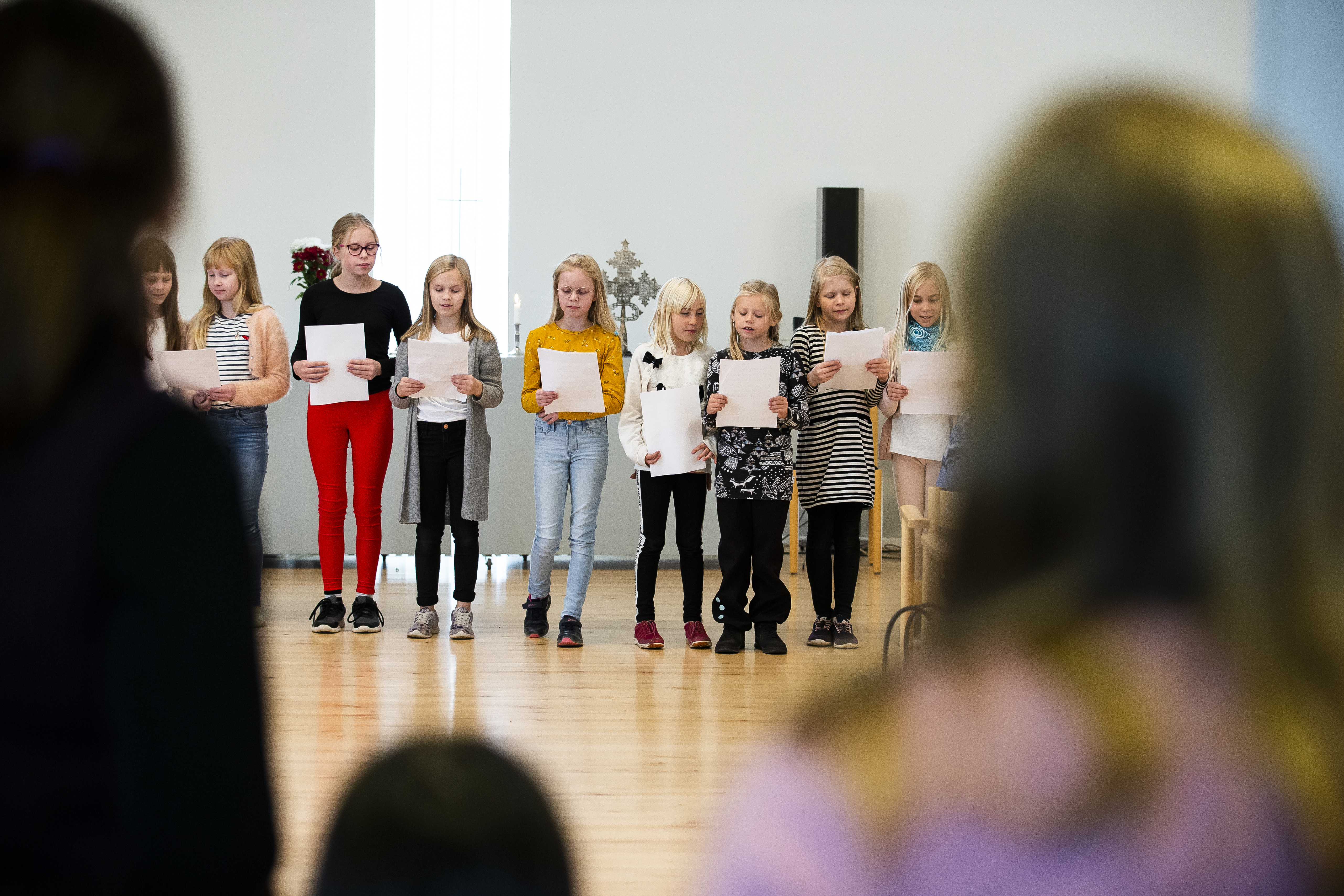 Vihannin kirkonkylän oppilaat lauloivat Vanhustenviikon juhlassa.
