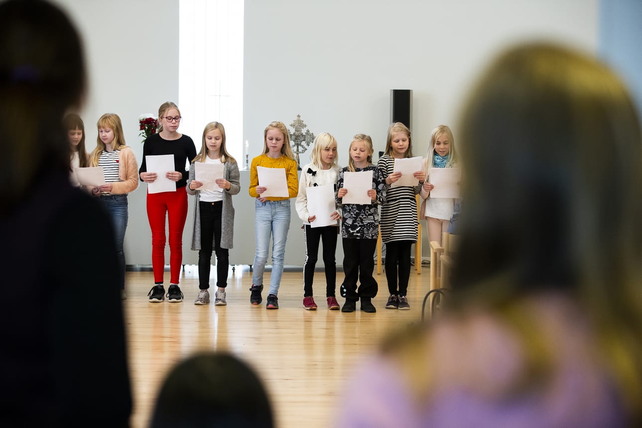 Vihannin kirkonkylän oppilaat lauloivat Vanhustenviikon juhlassa.