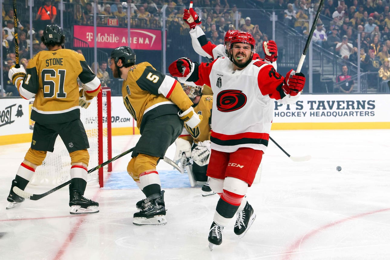 Carolina Hurricanesin pelaaja Logan Stankoven tuulettaa ensimmäisen erän jälkeen finaalisarjan pelissä Vegas Golden Knightsia vastaan.