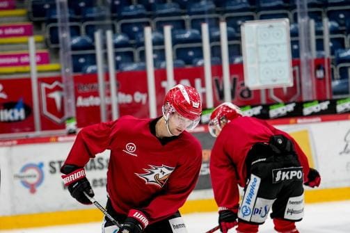 Colby Robak nauttii jääkiekon arjesta, vaikka se on myös aika kovaa. Aikaero ja 22 tunnin matkustaminen painaa, mutta pelit ja harjoitukset eivät odota. KUVAT: JAAKKO ELENIUS