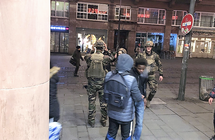 Strasbourgin keskustassa liikkui sotilaita heti ampumisen jälkeen.