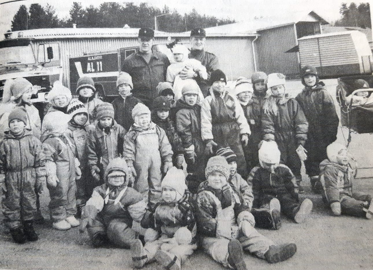 Perhepäivähoidossa oleville lapsille toi aamupäivä palomiesten seurassa mukavaa vaihtelua. Alajärven palolaitokselta olivat paikalla Reijo Peltomäki (takana vas.) ja Keijo Kangastie.