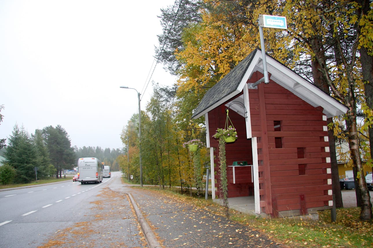 Puurakenteisista pysäkeistä jätetään muun muassa Posiontien (rauhanyhdistyksen talon kohdalle) varteen yksi katos.