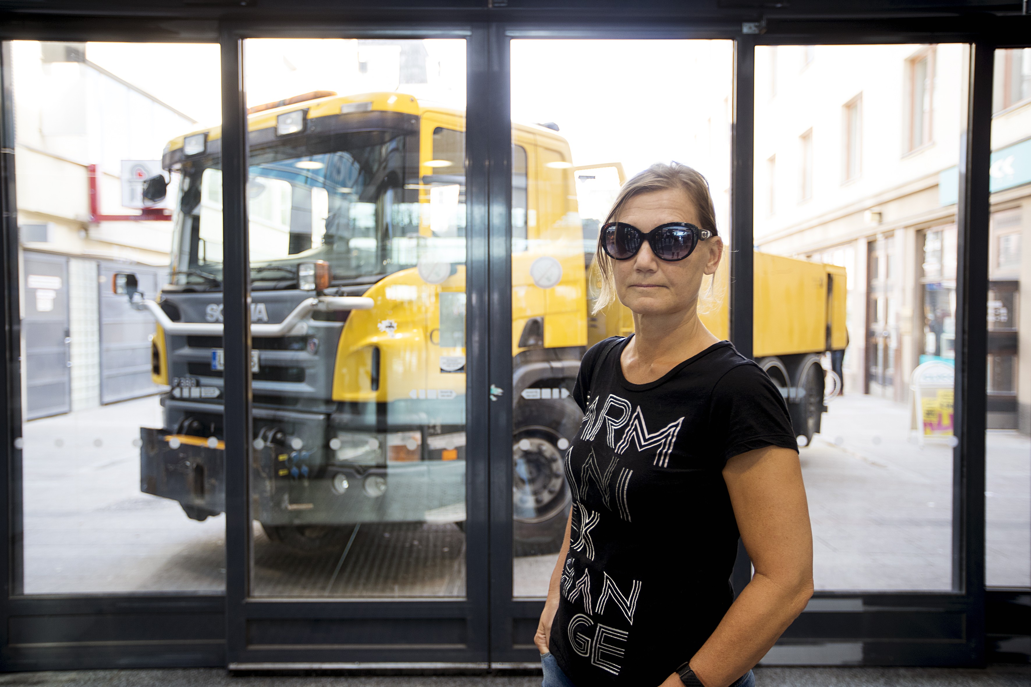– Tosi surullista on, että täällä Suomessa ja Oulussakin aletaan laittaa tällaisia varokeinoja paikkoihin. Nyt meidänkin pitää alkaa katsella niskan taakse ja pelätä, sanoi kauppakeskus Valkean ovesta kulkenut oululainen Riitta Laurila lauantaina.