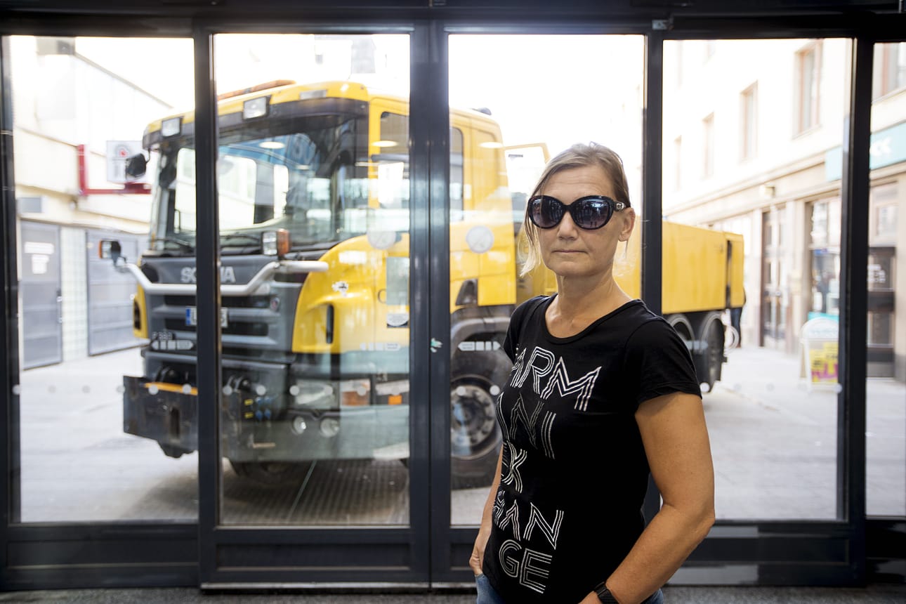 – Tosi surullista on, että täällä Suomessa ja Oulussakin aletaan laittaa tällaisia varokeinoja paikkoihin. Nyt meidänkin pitää alkaa katsella niskan taakse ja pelätä, sanoi kauppakeskus Valkean ovesta kulkenut oululainen Riitta Laurila lauantaina.
