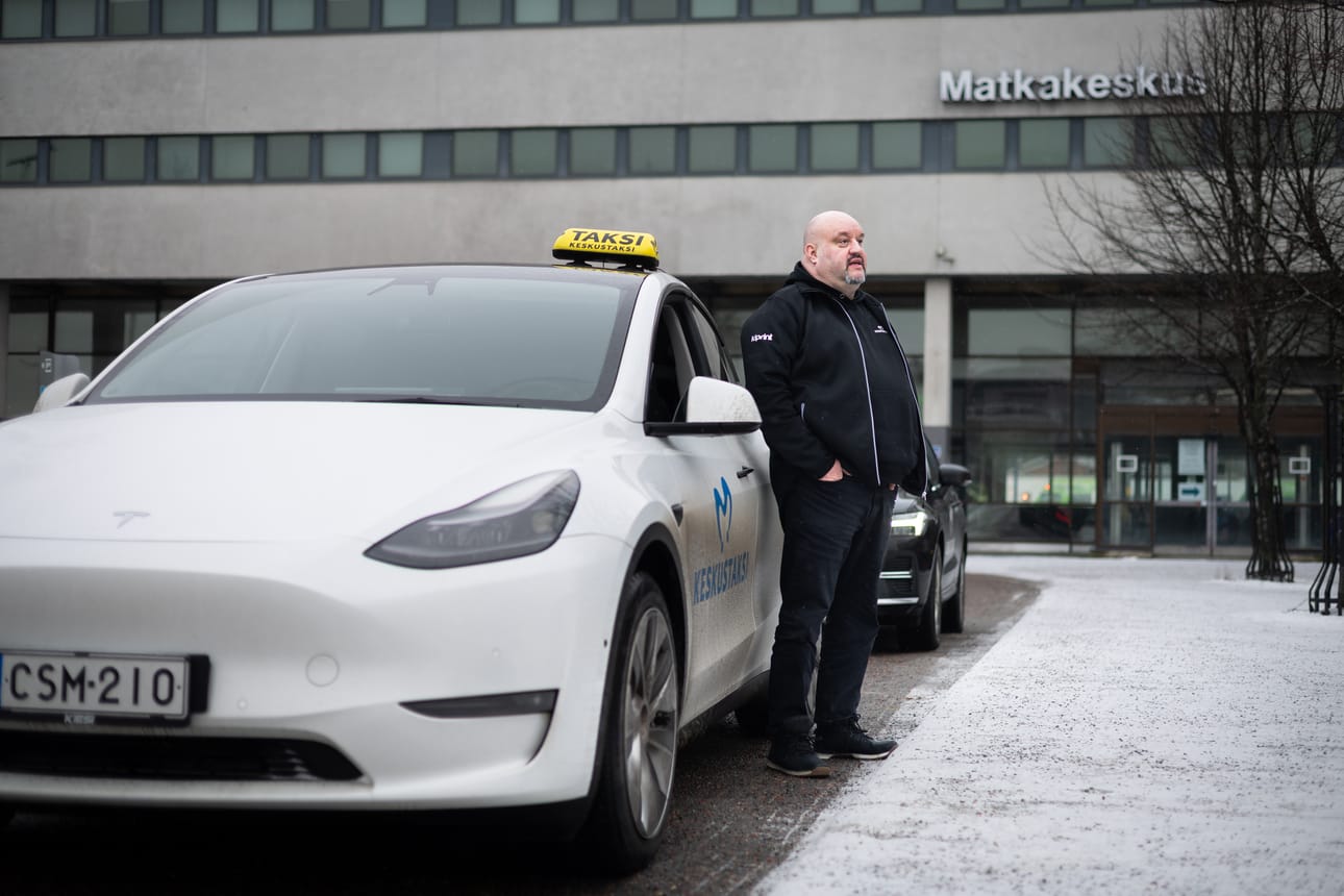 Taksiyrittäjä Taneli Brandt on hyvillään Keskustaksin päätöksestä siirtyä pois Ruukintien taksitolpalta.