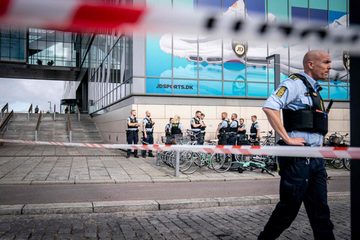 Poliisit seisovat Field's-ostoskeskuksen ulkopuolella Kööpenhaminassa maanantaina. LEHTIKUVA/AFP