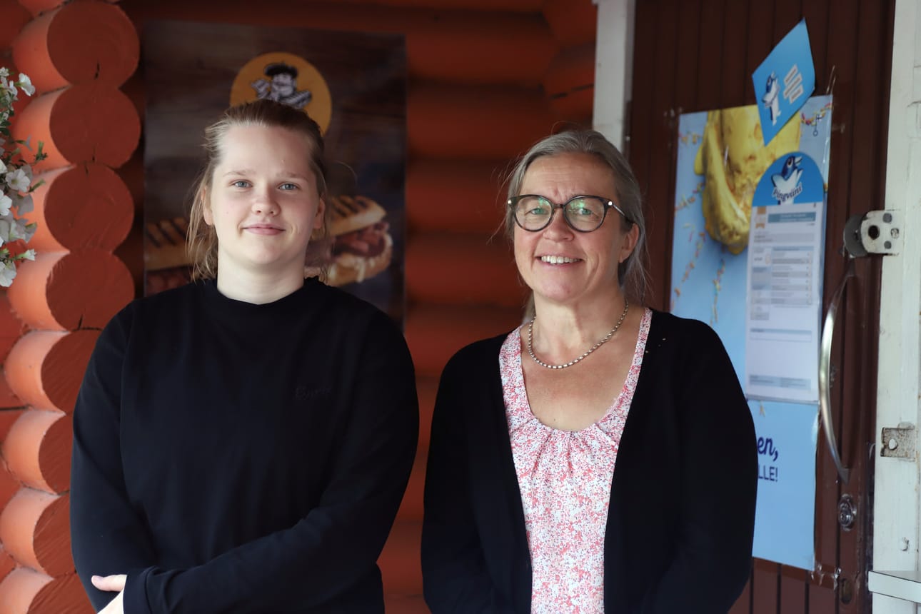 Kuvassa toista kesää kesätöissä Lamujoen kioskilla ollut Beata Mahosenaho (vas.) ja yrittäjä Eija Kamula. Kesäkioskin ovet suljetaan tyypillisesti elokuun alkupuolella.